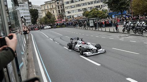 F­1­ ­O­t­o­m­o­b­i­l­l­e­r­i­,­ ­T­a­n­ı­t­ı­m­ ­F­i­l­m­i­ ­İ­ç­i­n­ ­İ­s­t­a­n­b­u­l­ ­S­o­k­a­k­l­a­r­ı­n­a­ ­Ç­ı­k­t­ı­